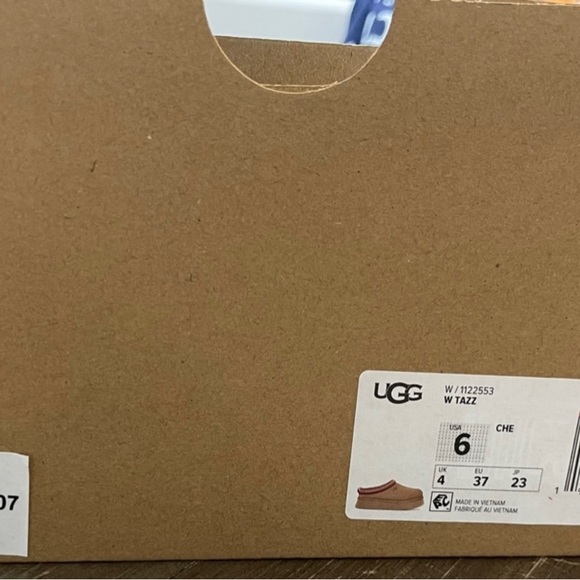 UGG Platform Slip On - Picture 2 of 5